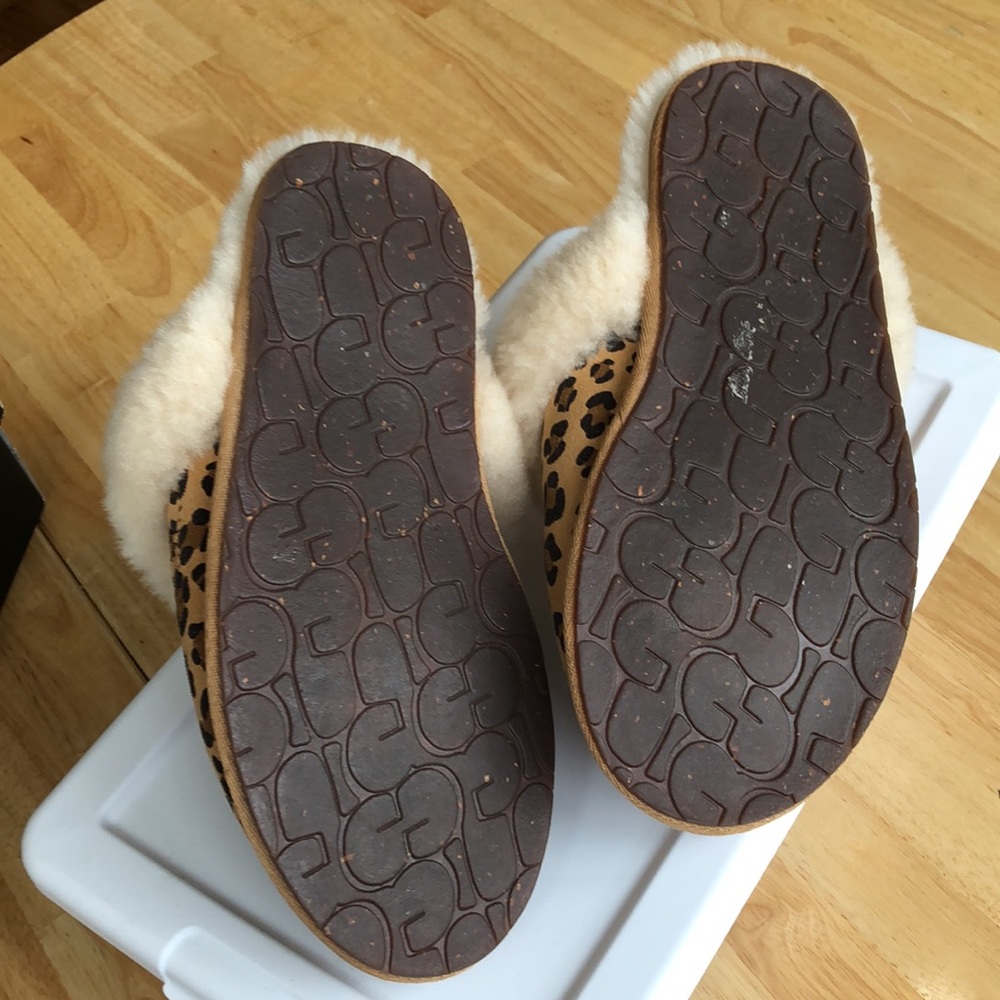 UGG “ Scuffette”Slippers -US Size 5. Leather with rubber sole. Like new. - Picture 5 of 9